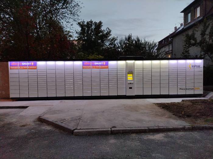 Paczkomat OPO14A Po lewej stronie Colegium Civitas