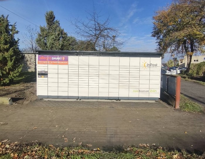 Paczkomat OPO14BAPP Przy wjeździe na teren warsztatu samochodowego