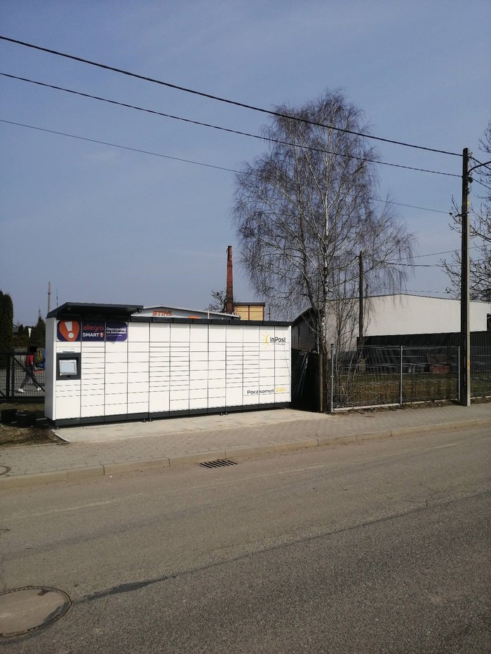 Paczkomat OPO30M Przed sklepem ogrodniczym