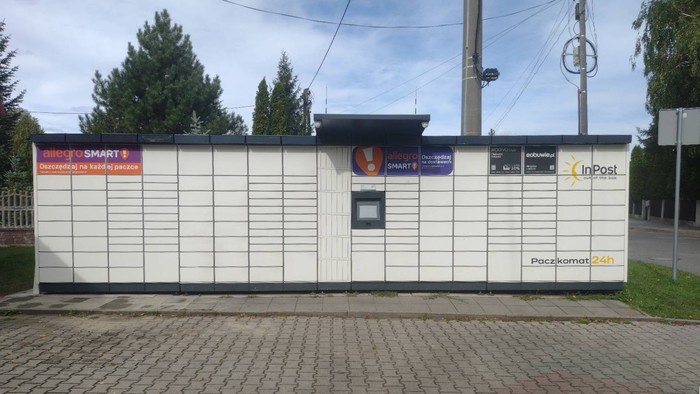 Paczkomat OPO33M Obok sklepu wielobranżowego