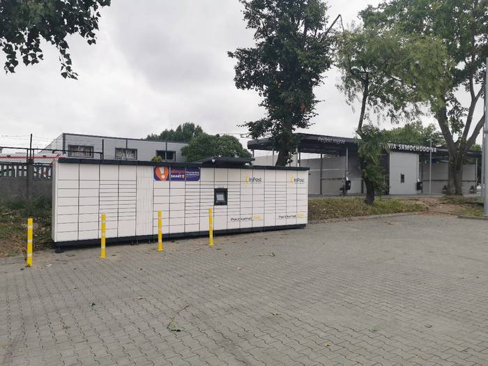 Paczkomat OPO39M Po prawej stronie marketu Netto