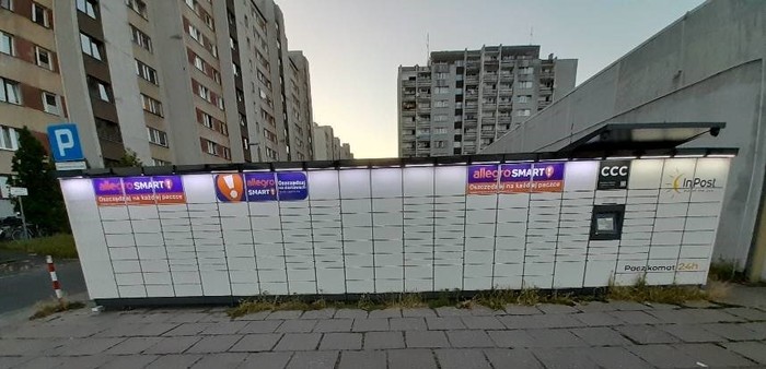 Paczkomat OPO40M Po lewej stronie pawilonu handlowego