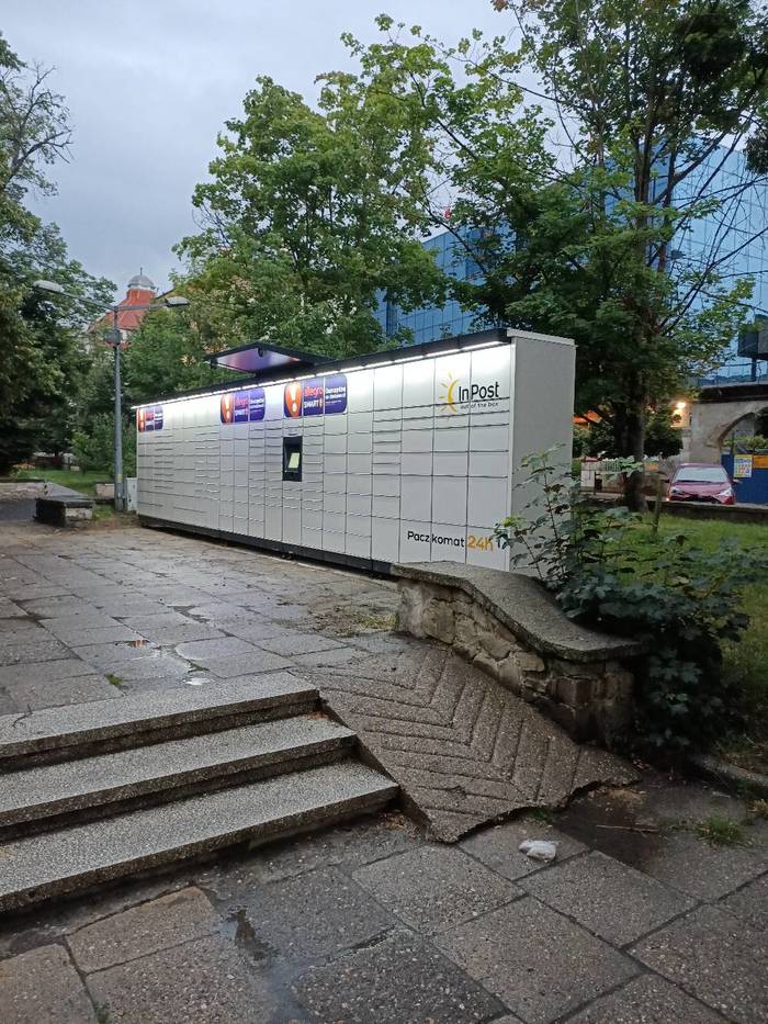 Paczkomat OPO42M alejka od ulicy Damrota