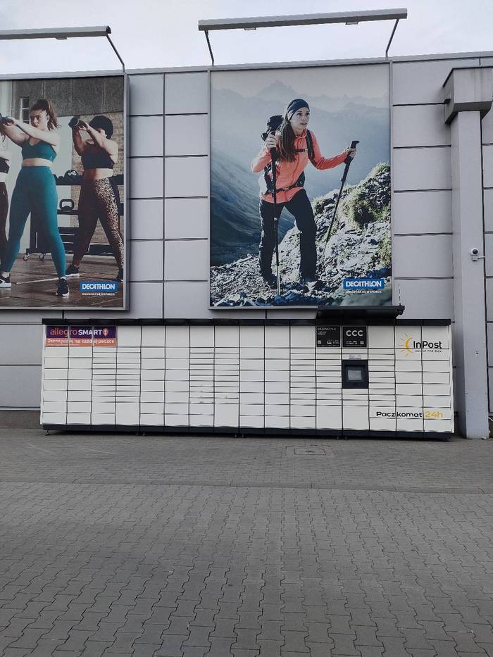 Paczkomat OPO43M Po lewej stronie wejścia do Decathlon