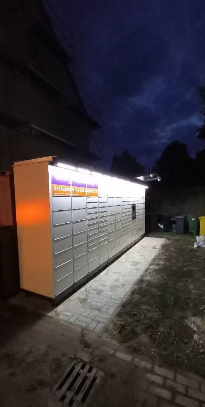Paczkomat OPO47M Po prawej stronie budynku