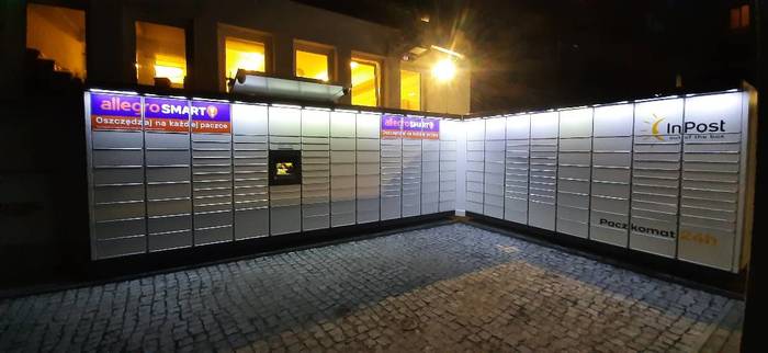 Paczkomat OPO56M Na podwórzu, za hotelem Weneda