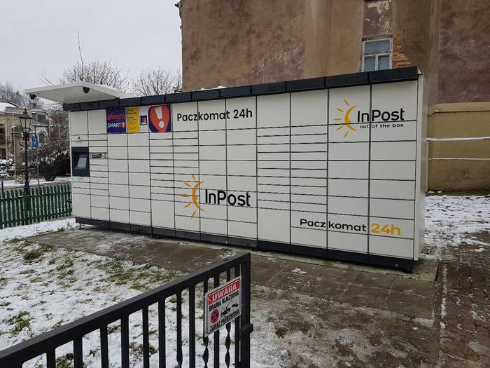 Paczkomat OPT01M Parking przed budynkiem od strony Rynku