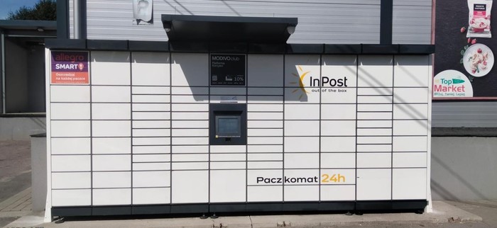 Paczkomat OPT03M przed wejściem do sklepu