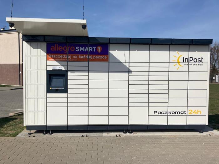 Paczkomat OPT05M parking przy Ośrodku Kultury
