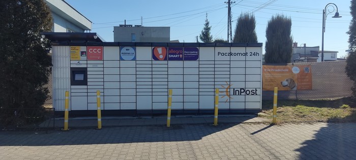 Paczkomat ORN01M przed sklepem