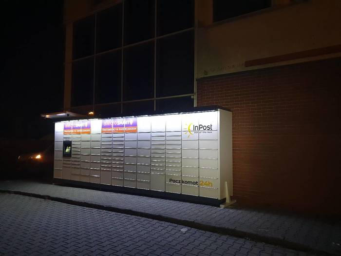 Поштомат ORN06M obok budynku, przed stacją paliw Stabla
