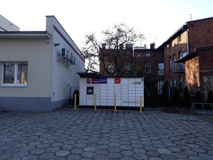 Поштомат ORS02M Na parkingu za budynkiem biurowym Biznes Centrum