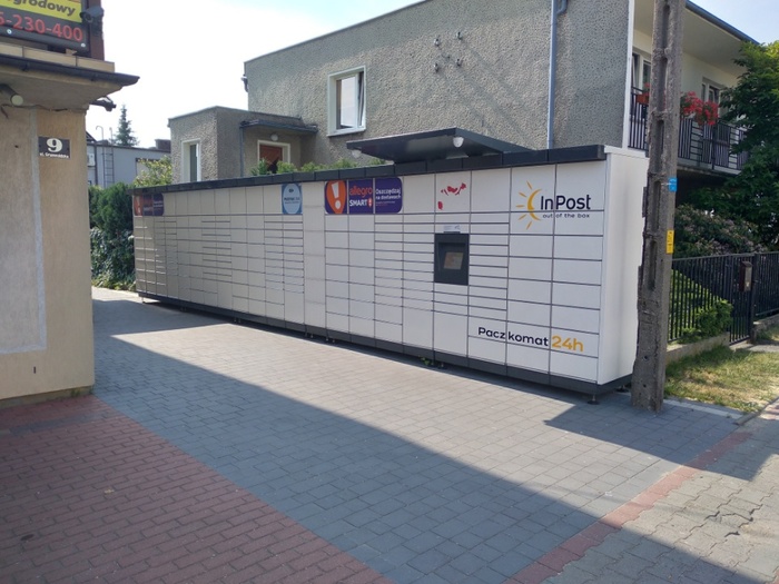 Paczkomat ORS03M przy płocie