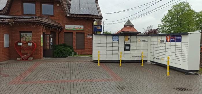 Parcel Locker ORZ02M na parkingu przy sklepie Żabka
