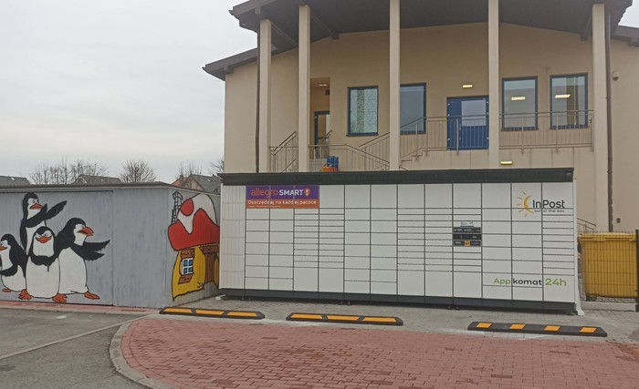 Paczkomat ORZ03BAPP na parkingu przy szkole podstawowej nr 8