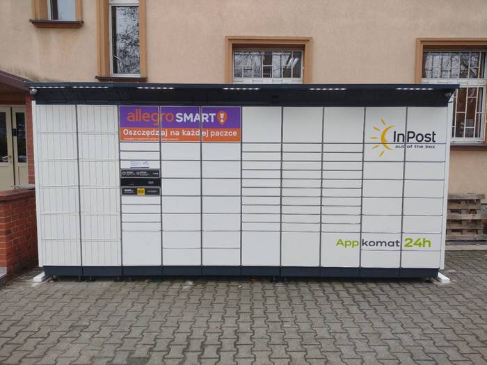 Paczkomat ORZ04BAPP przy tylnym parkingu Urzędu Miasta Orzesze