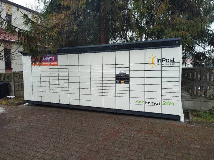 Parcel Locker ORZ05BAPP na parkingu parafii Przemienienia Pańskiego