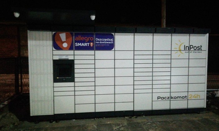 Paczkomat ORZ05M obok przystanku autobusowego w dzielnicy Zazdrość