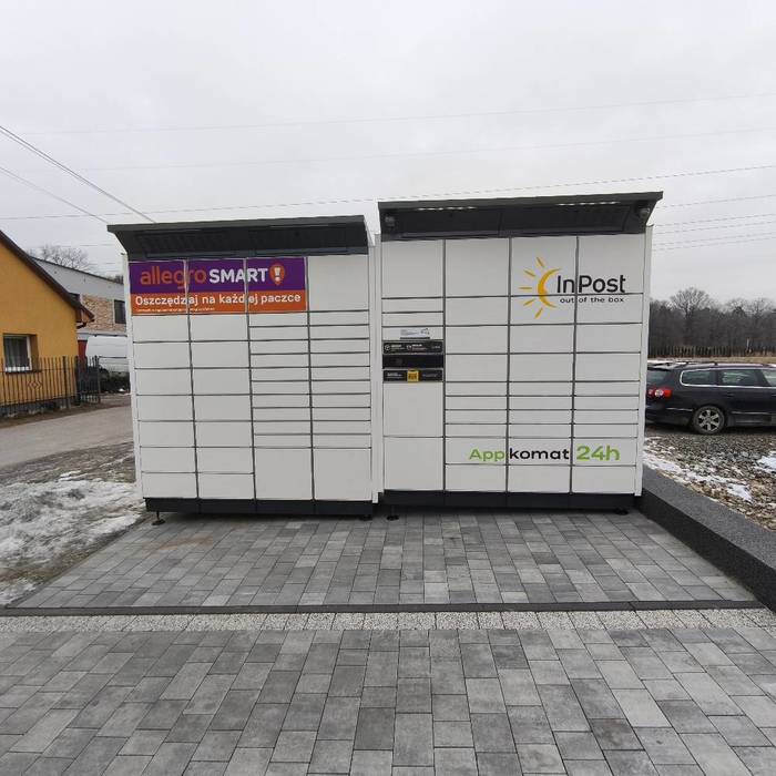 Paczkomat ORZ06BAPP na parkingu salonu kosmetycznego La Beauté