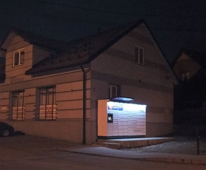 Поштомат OSB01M Boczna ściana budynku w którym znajduje się Apteka Lawenda