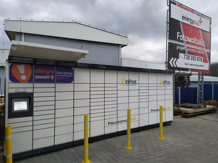 Paczkomat OSE01M na parkingu hurtowni ELHURT