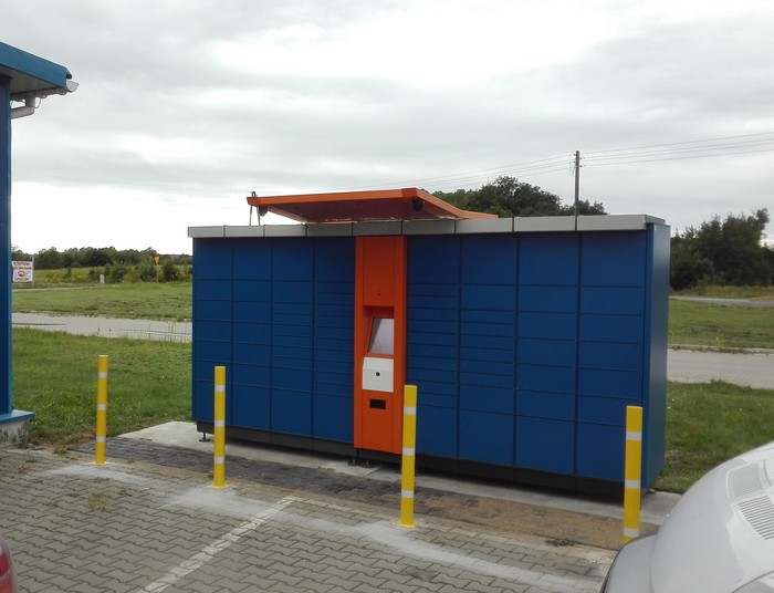 Paczkomat OSL01A przy wjeździe na parking