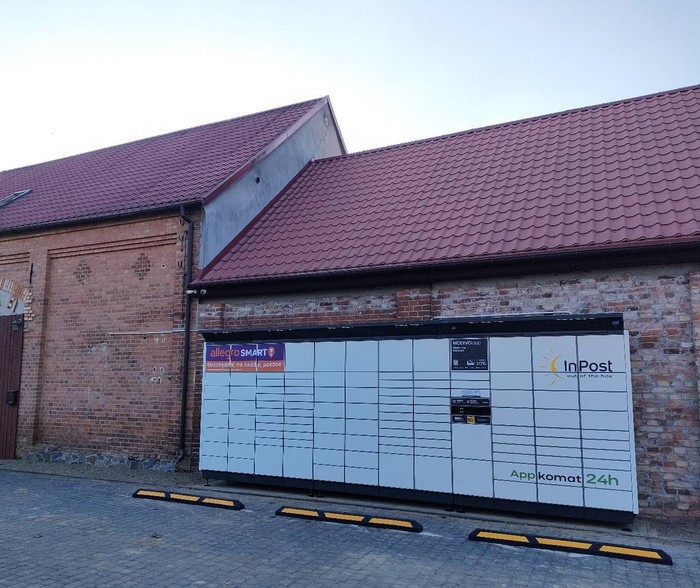 Paczkomat OSL01BAPP przy parkingu