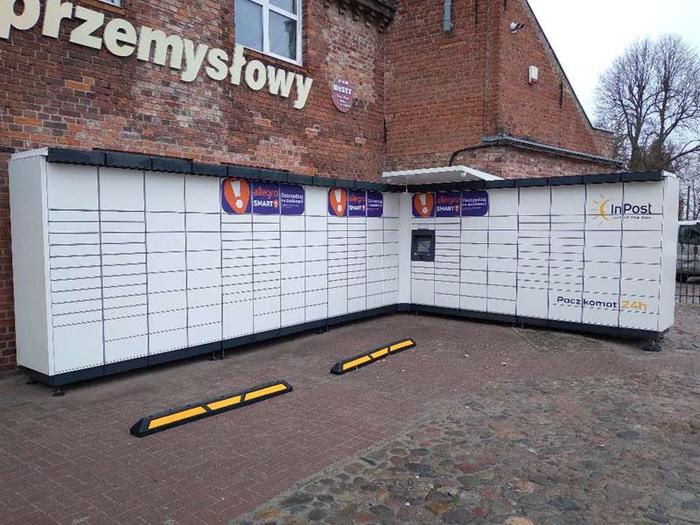 Paczkomat OSL01M na parkingu przed marketem Puls