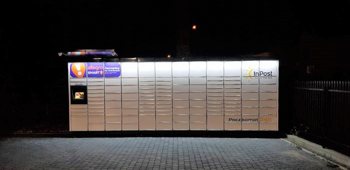 Paczkomat OSM09M Przy Kwiaciarni Pod Lipami, z tyłu budynku