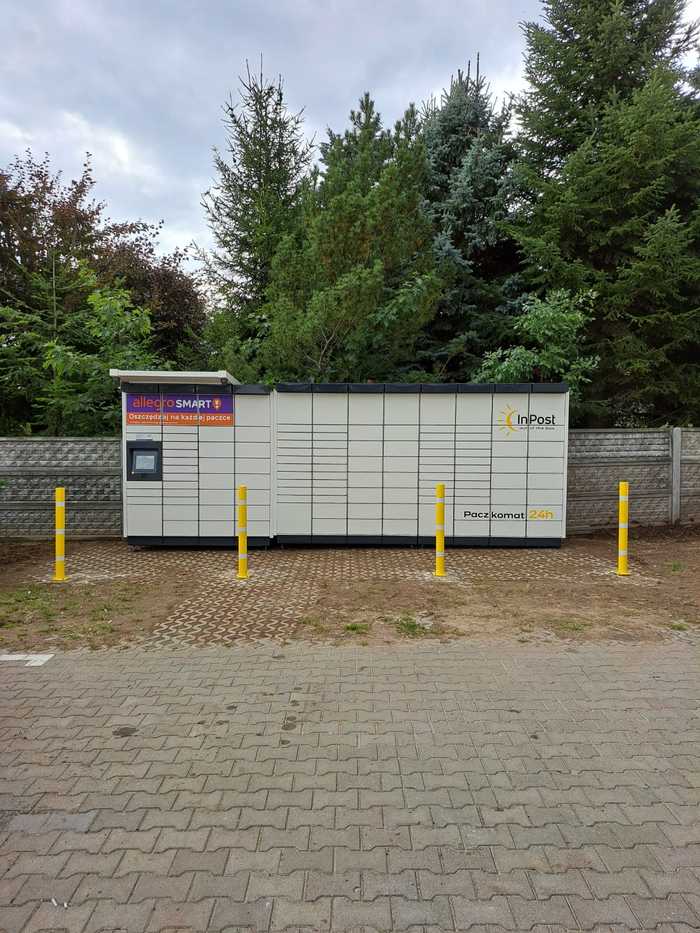 Paczkomat OSM10M Przy budynku biurowym