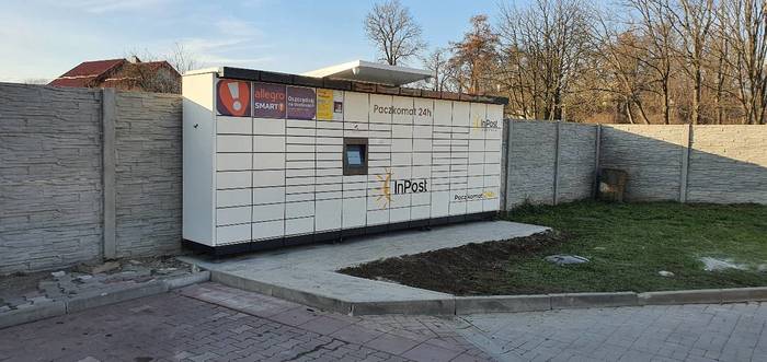 Paczkomat OSS01M Po prawej stronie od wjazdu na myjnię