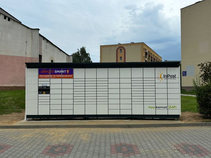 Paczkomat OSS02BAPP przed budynkiem MALWA