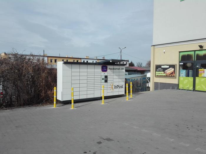 Paczkomat OSS03N Na parkingu przy sklepie Delikatesy Centrum