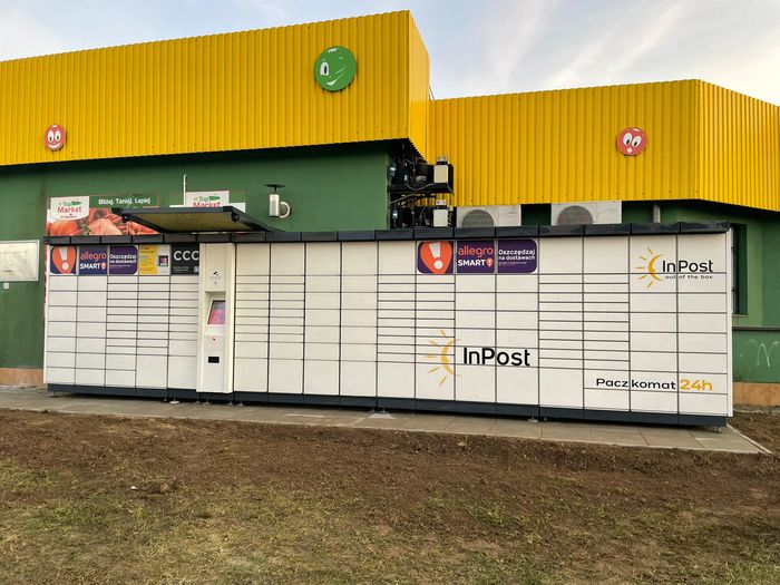 Paczkomat OSS04A przy sklepie Top Market