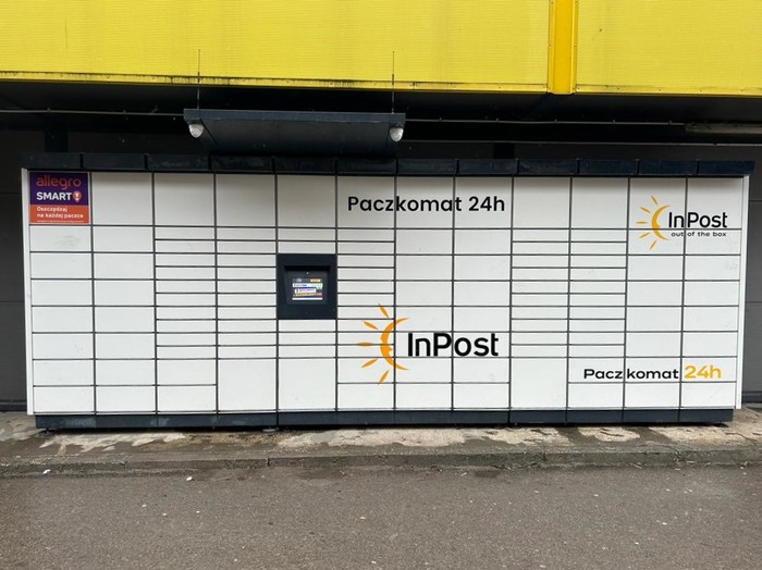 Paczkomat OSS04M Przy bocznym wejściu do sklepu