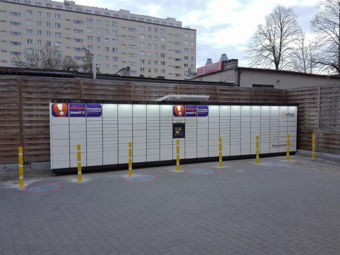 Paczkomat OSS05M Po lewej stronie od wejścia do sklepu Lidl