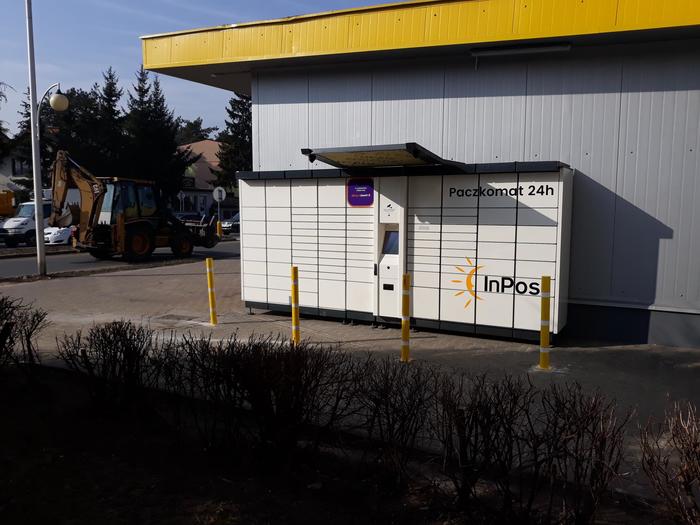 Paczkomat OSS07A Przy sklepie Top Market, po prawej stronie