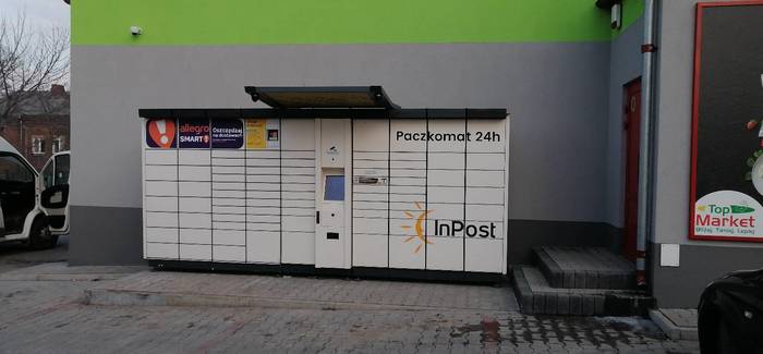 Paczkomat OSS11A Przed wejściem do sklepu Top Market