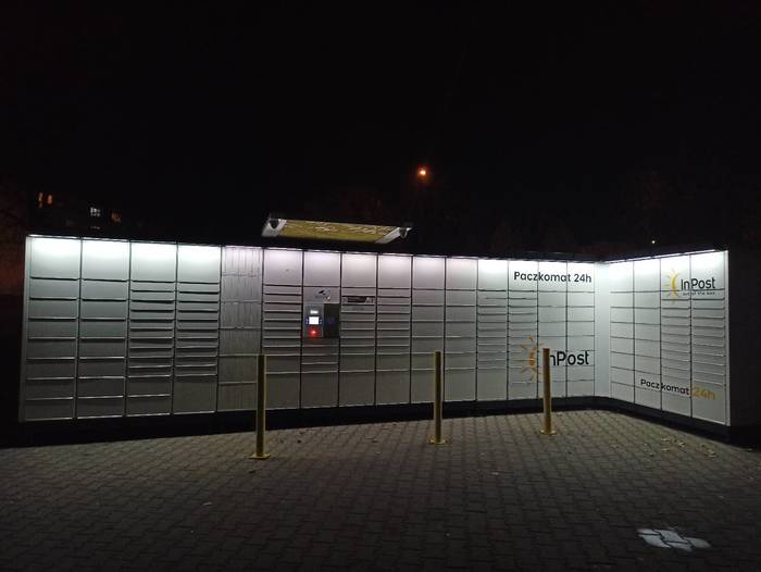 Paczkomat OST08N Z prawej strony sklepu Stokrotka