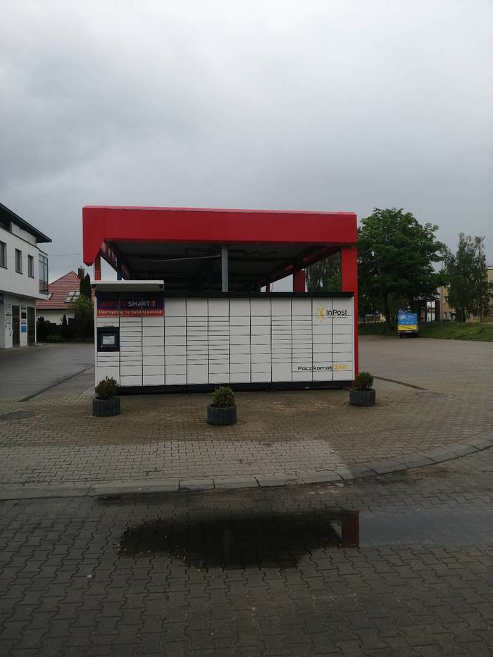 Paczkomat OST11M przy myjni samochodowej