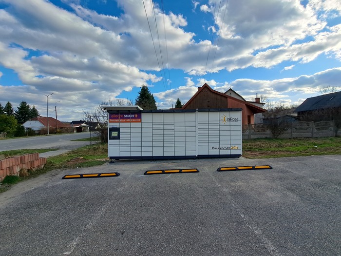 Поштомат OSTQ01M na parkingu parafii w Ostojowie