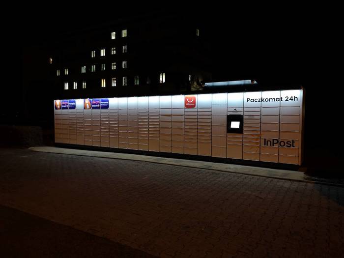 Paczkomat OSW02M Przy parkingu Ośrodka Zdrowia