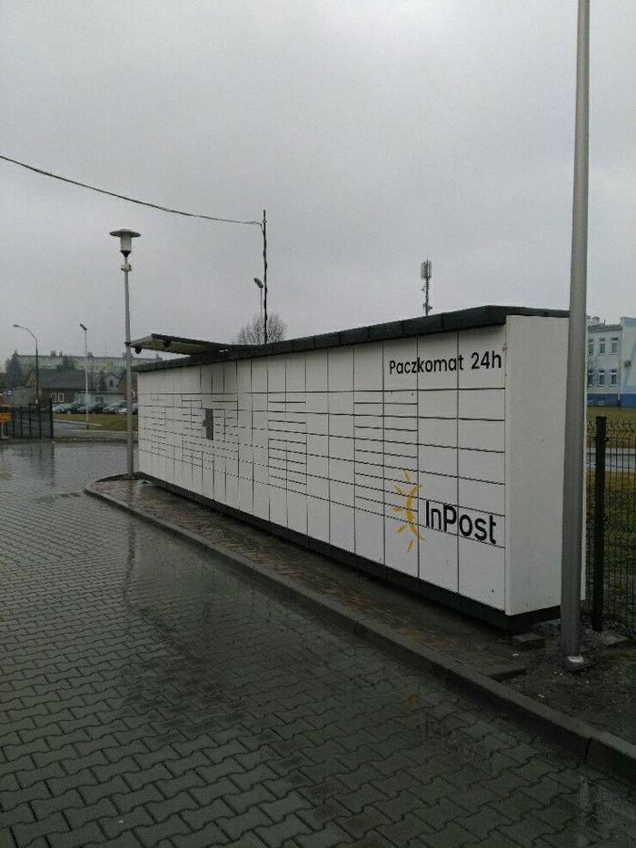 Paczkomat OSW02N Przy myjni samochodowej, obok Biedronki
