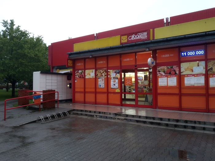 Paczkomat OSW03N Przy sklepie PSS Społem, naprzeciwko wejścia do apteki