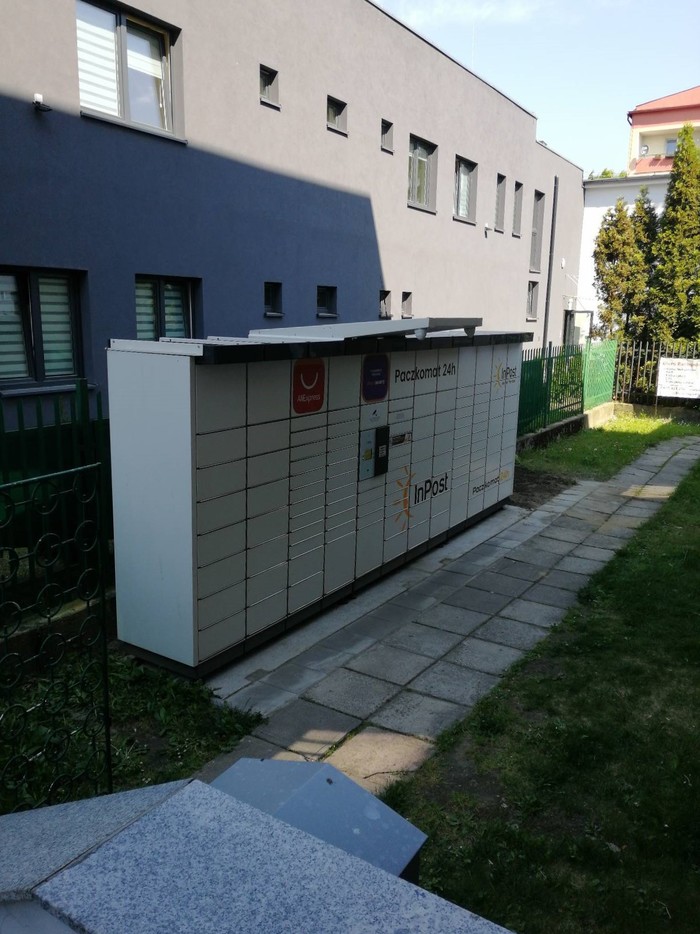 Paczkomat OSW04N Przy wejściu do firmy ubezpieczeniowej