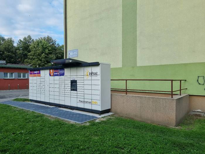 Paczkomat OSW13M Przy budynku mieszkalnym nr 10-16