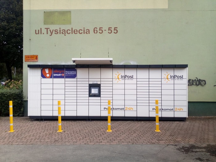 Paczkomat OSW15M Przy budynku mieszkalnym nr 65