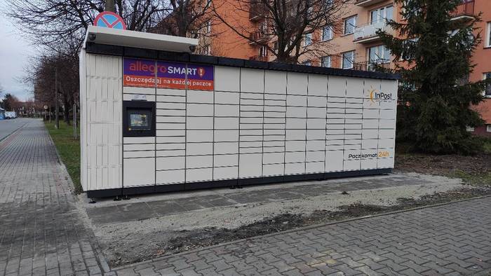 Paczkomat OSW22M Przy bloku mieszkalnym Zagrodowa 5A