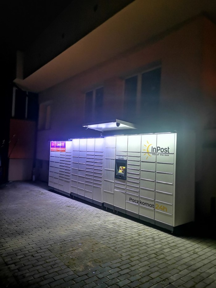 Paczkomat OSW23M Z tyłu od wejścia do MultiMedia Partner