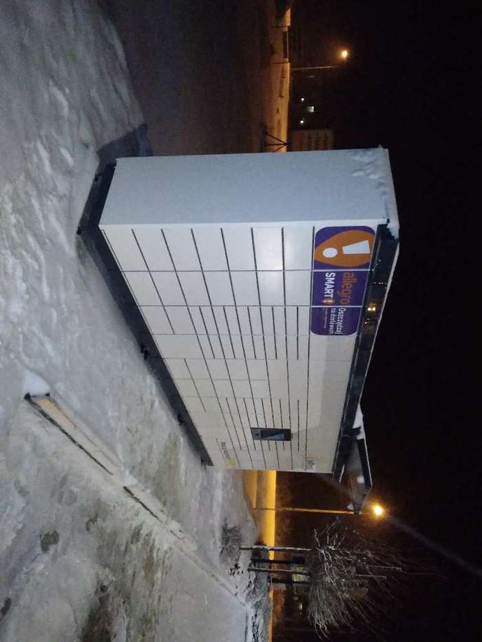 Paczkomat OTK01M przy wejściu do sklepu Groszek